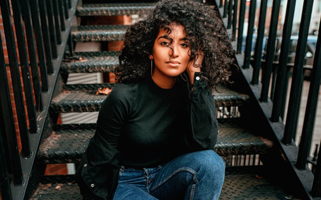 Conoce el secreto para realzar las melenas curly 