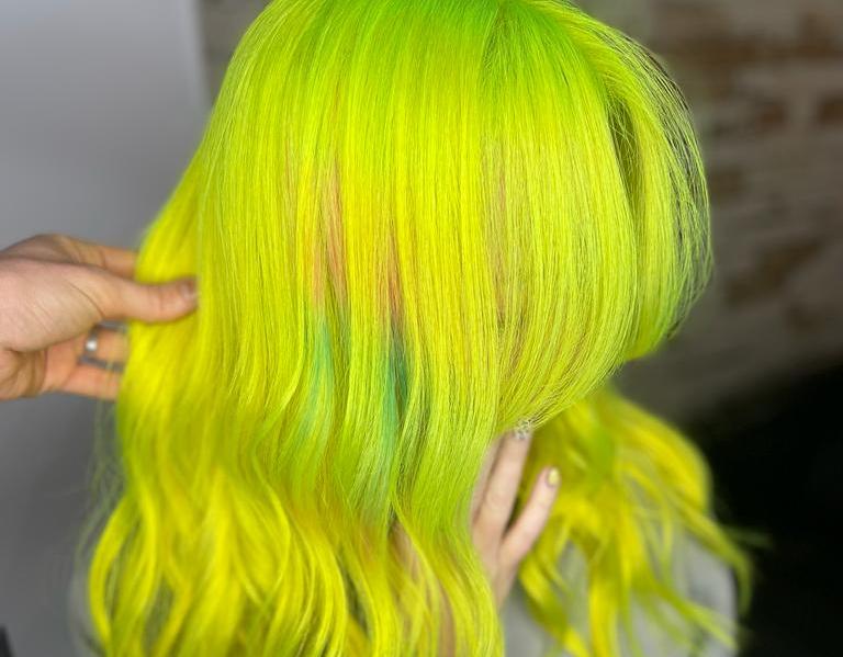 Yellow Day: rubios luminosos y amarillos fantasía para celebrar el día más feliz del año