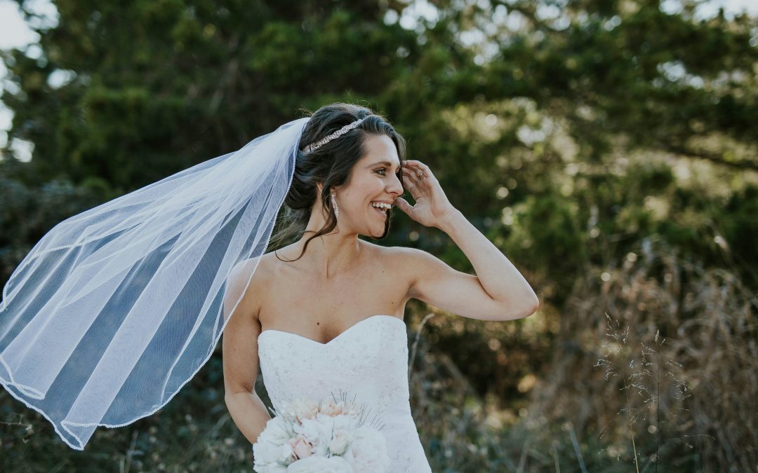 Deslumbra en tu gran día: Descubre la nueva tendencia en peinados nupciales con pasadores