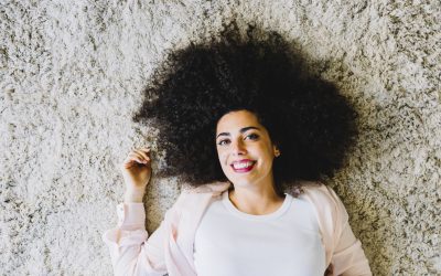 La importancia de la formación especializada en cabello rizado